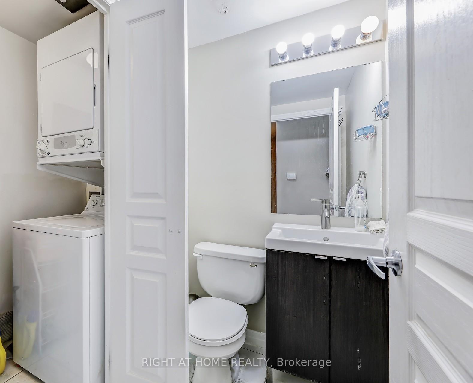 2 Bedrooms Condo at 3939 Duke Of York, Mississauga For sale