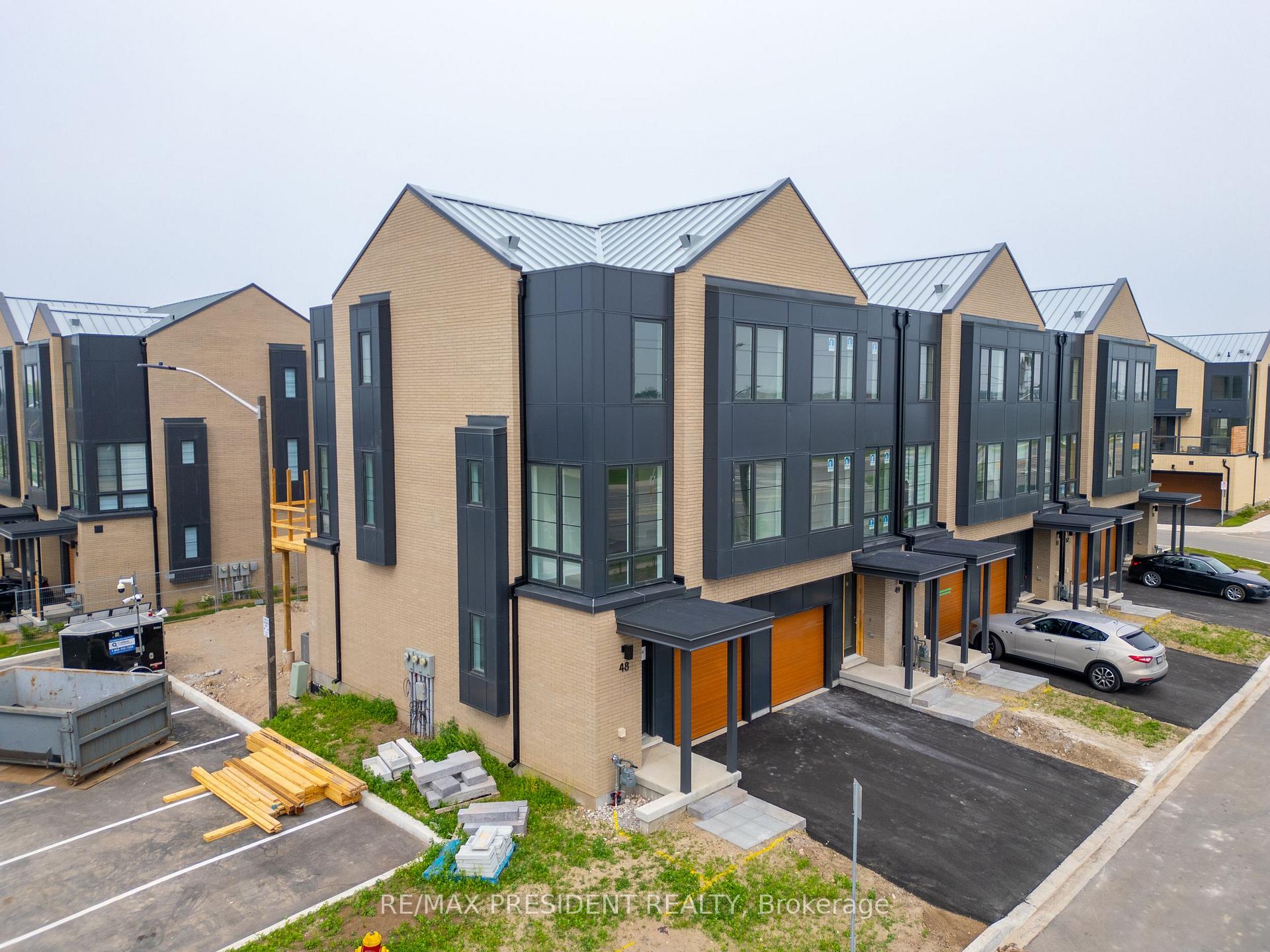 3 Bedrooms Condo at 2273 Turnberry, Burlington For sale