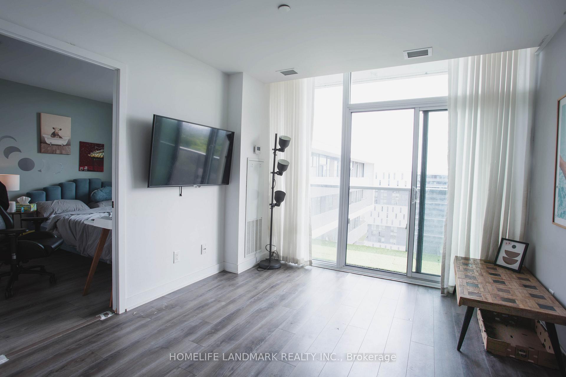 2 Bedrooms Condo at 160 Flemington, Toronto For sale