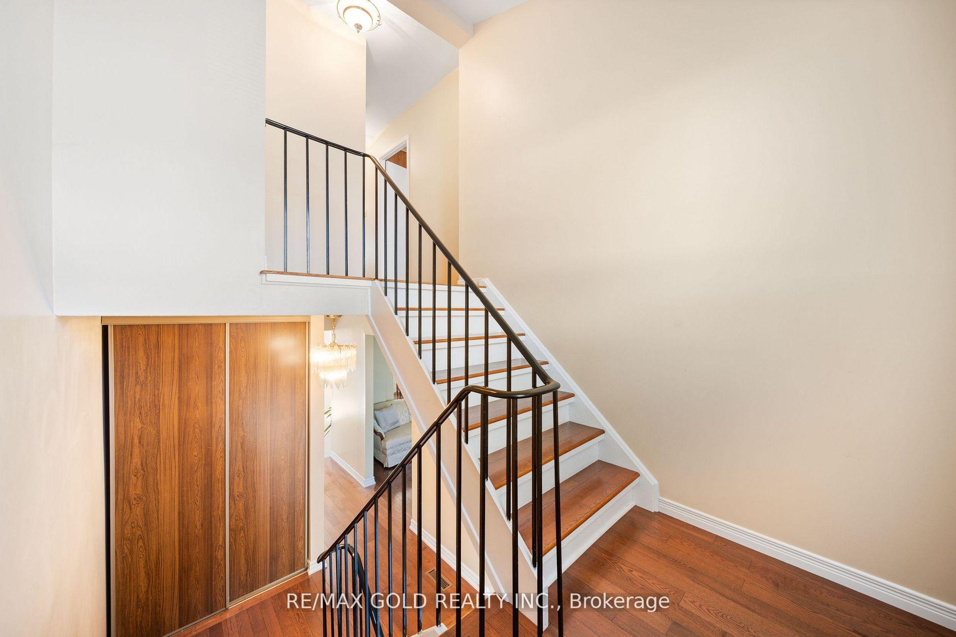 4 Bedrooms Condo at 1050 Shawnmarr, Mississauga For sale