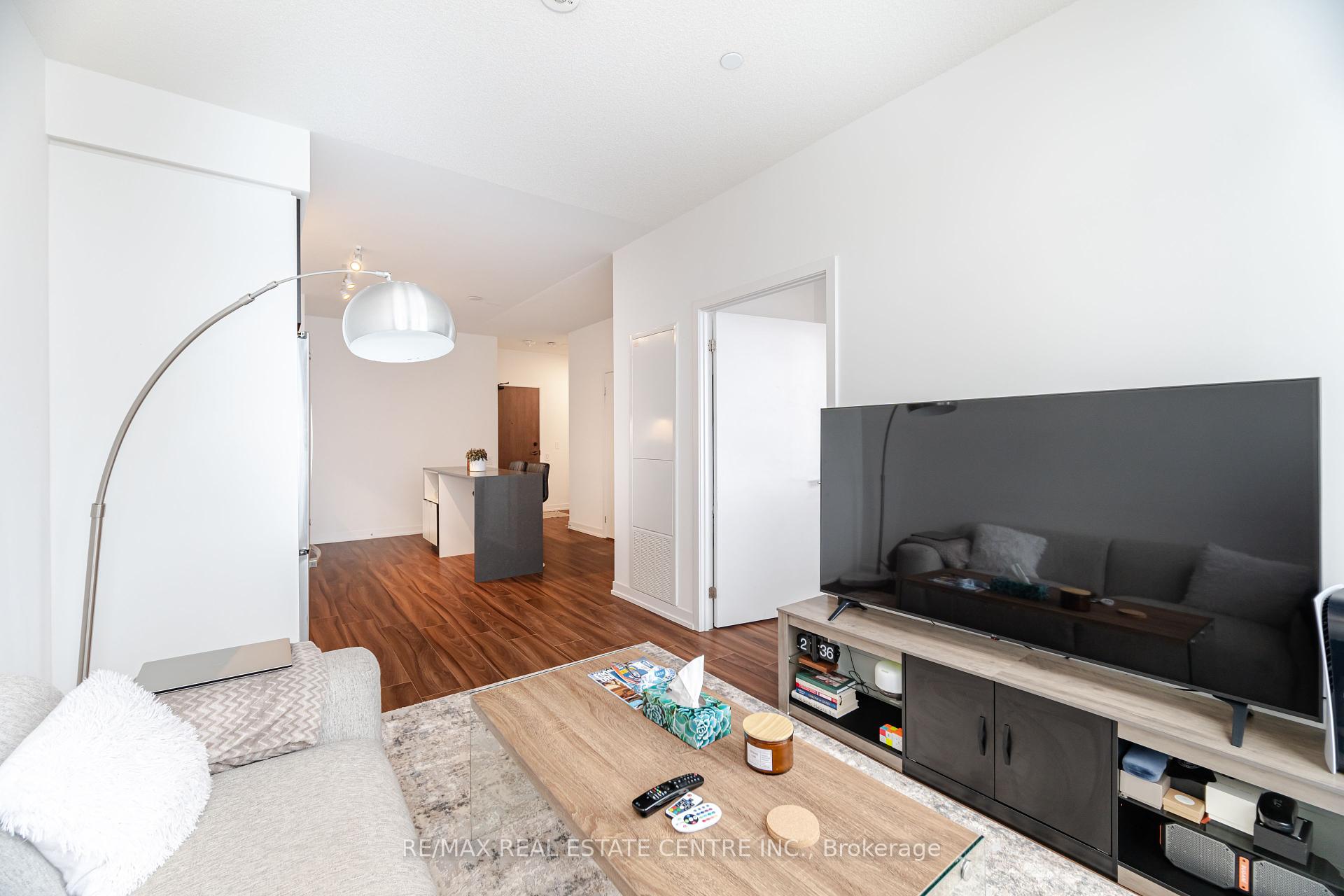 2 Bedrooms Condo at 4065 Confederation, Mississauga For sale