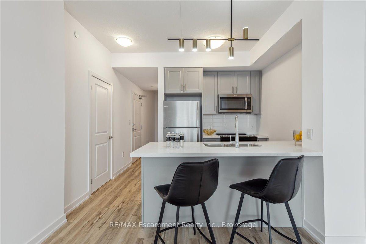 2 Bedrooms Condo at 450 Dundas,  Hamilton For sale