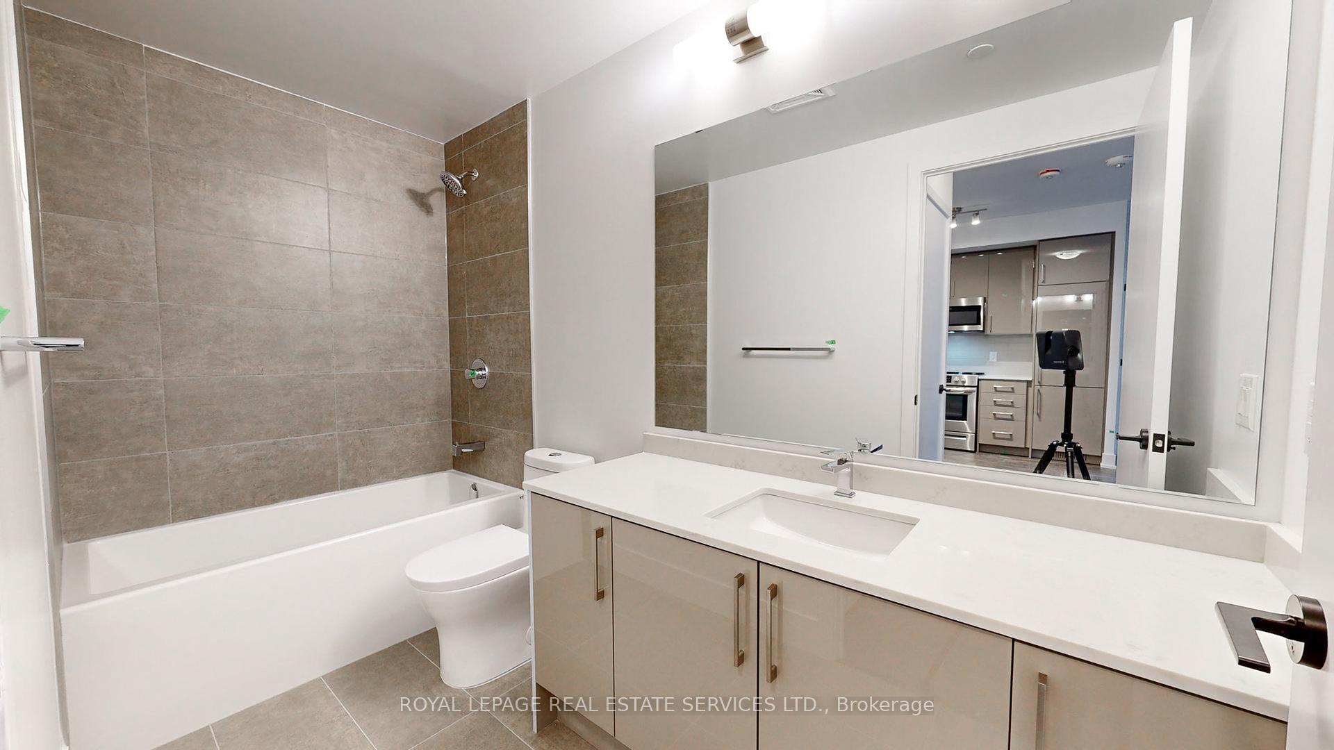 2 Bedrooms Condo at 2450 Old Bronte, Oakville For sale