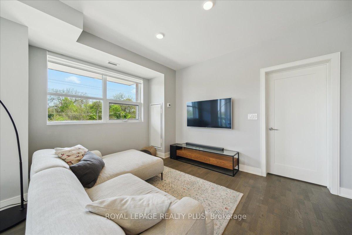 2 Bedrooms Condo at 1575 Lakeshore, Mississauga For sale