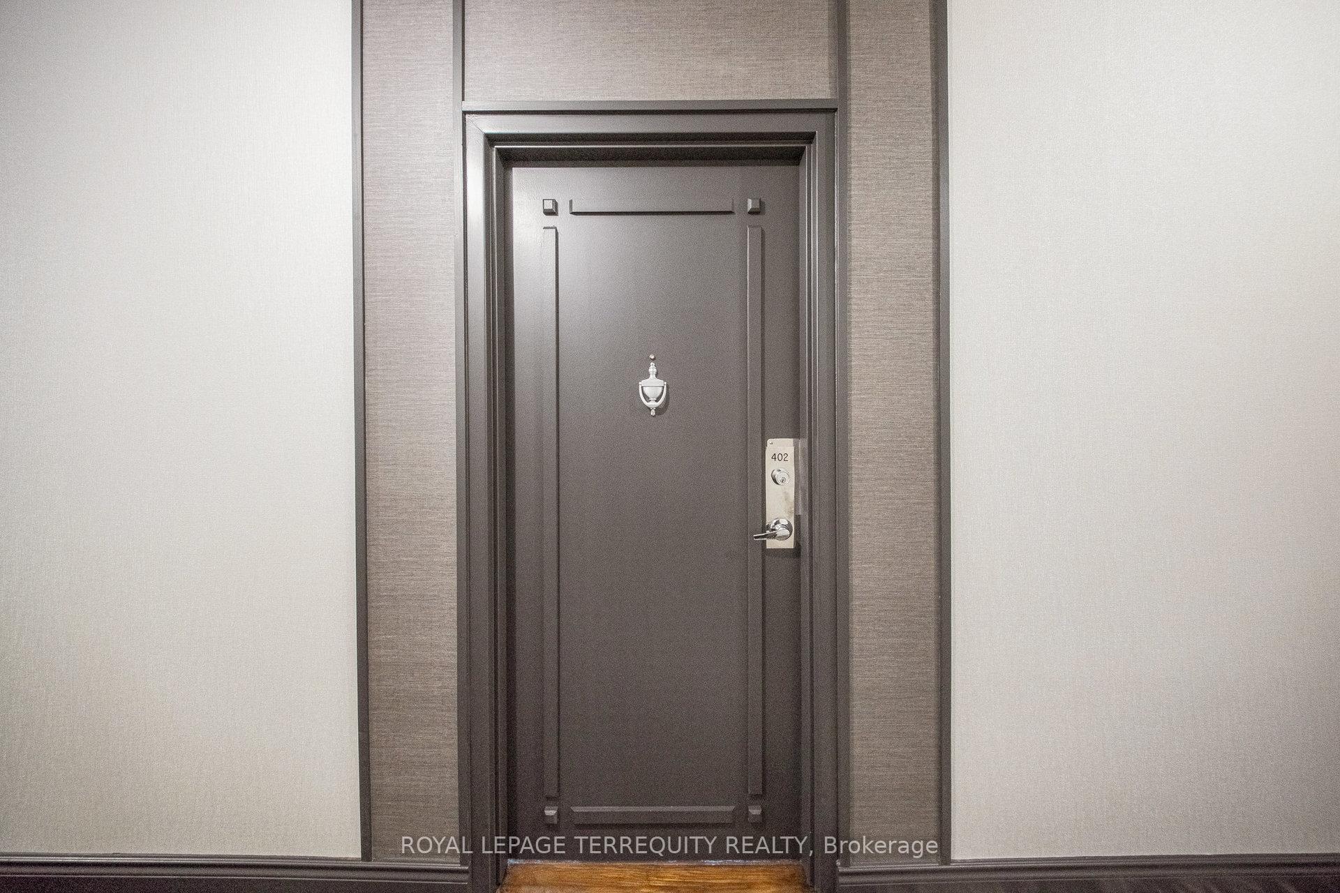 2 Bedrooms Condo at 200 Burnhamthorpe, Mississauga For sale