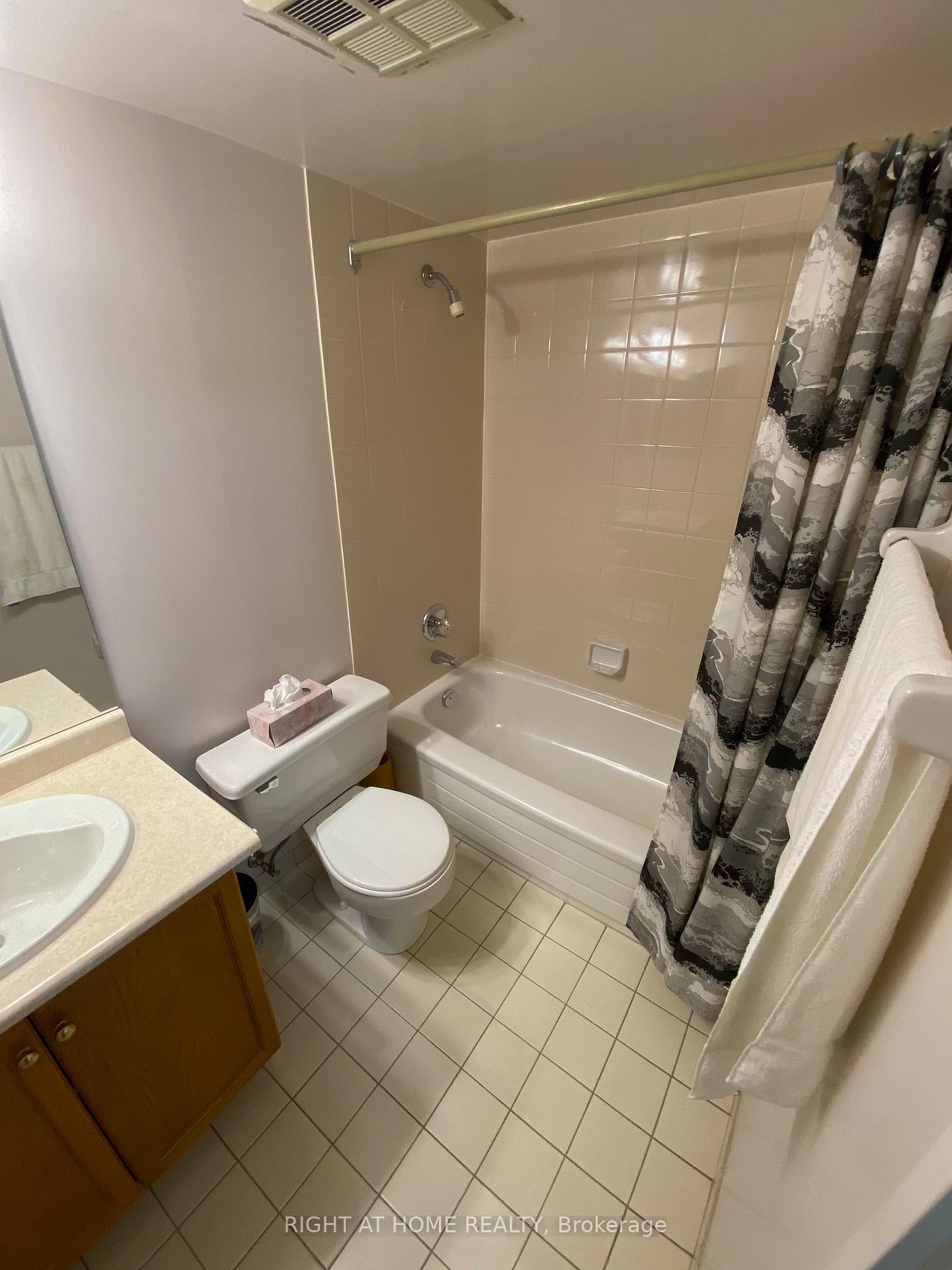 3 Bedrooms Condo at 330 Rathburn, Mississauga For sale