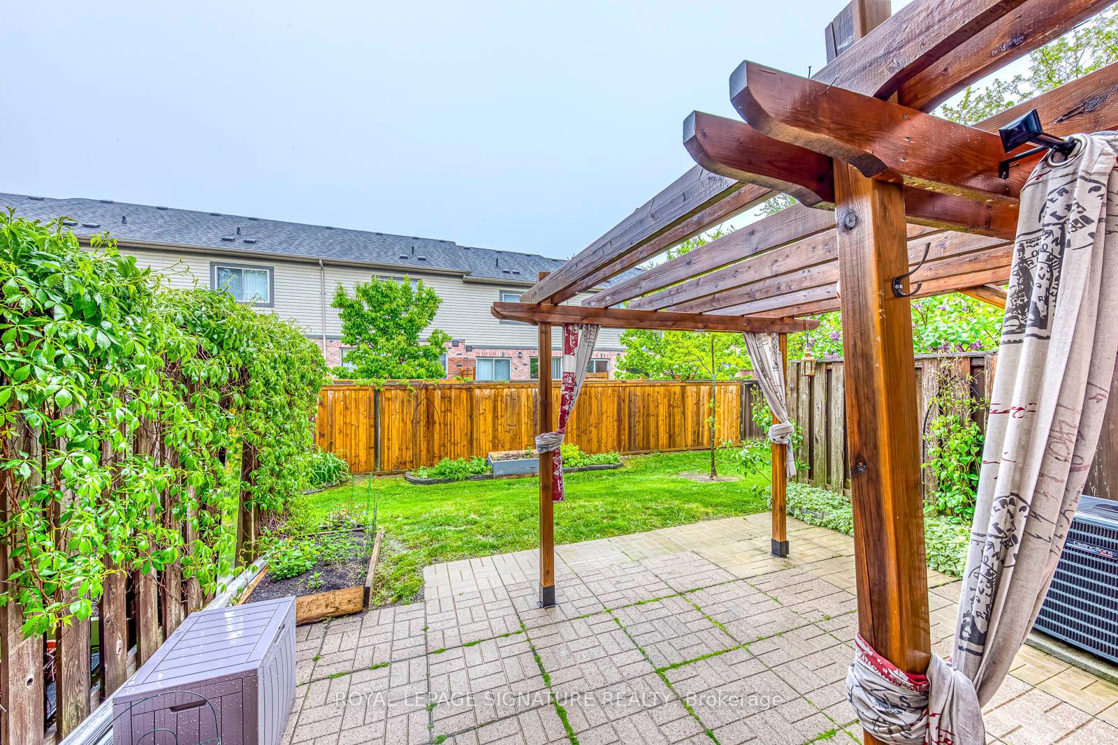 3 Bedrooms Condo at 5659 Glen Erin, Mississauga For sale