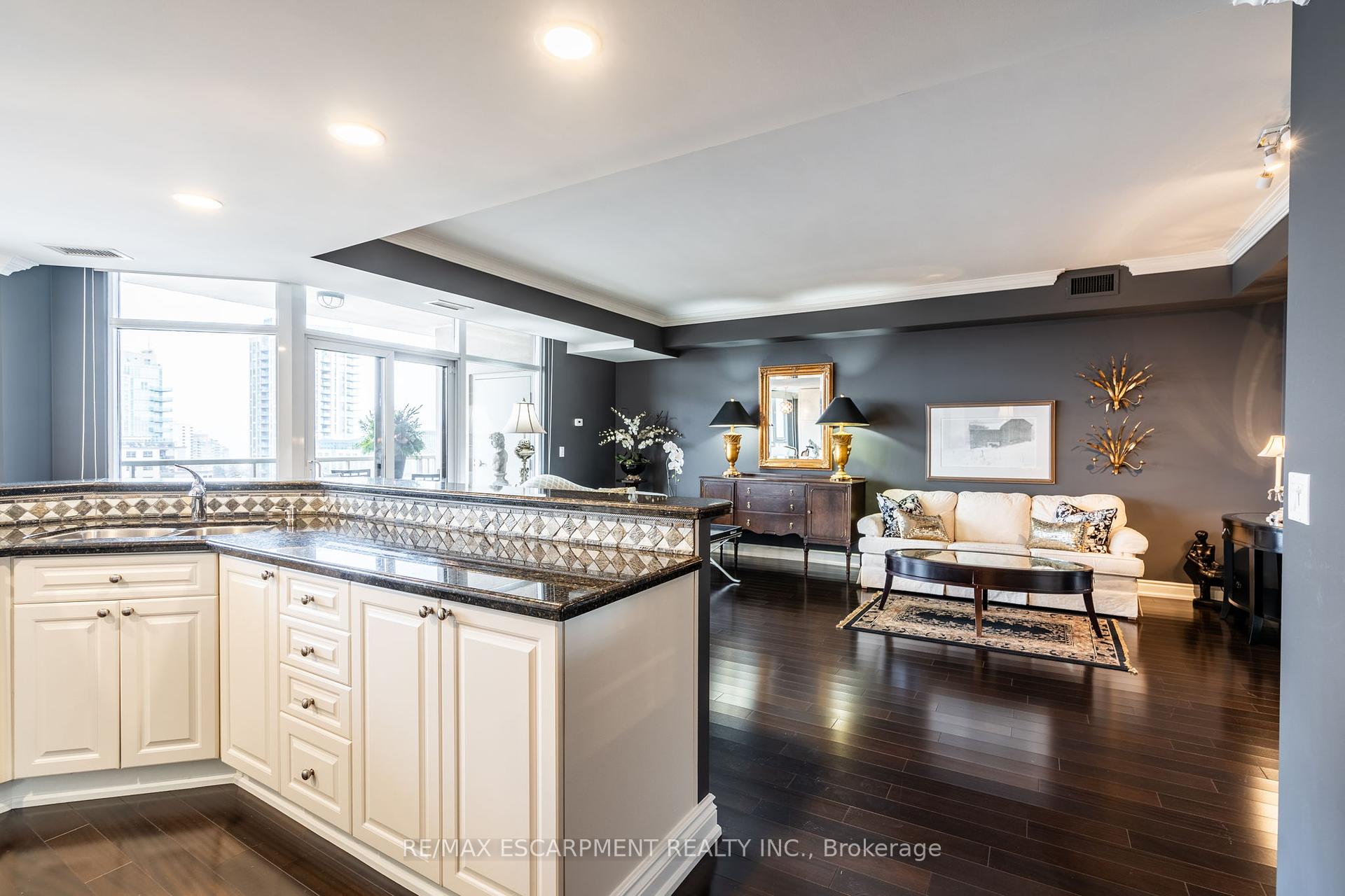 2 Bedrooms Condo at 1477 Lakeshore, Burlington For sale