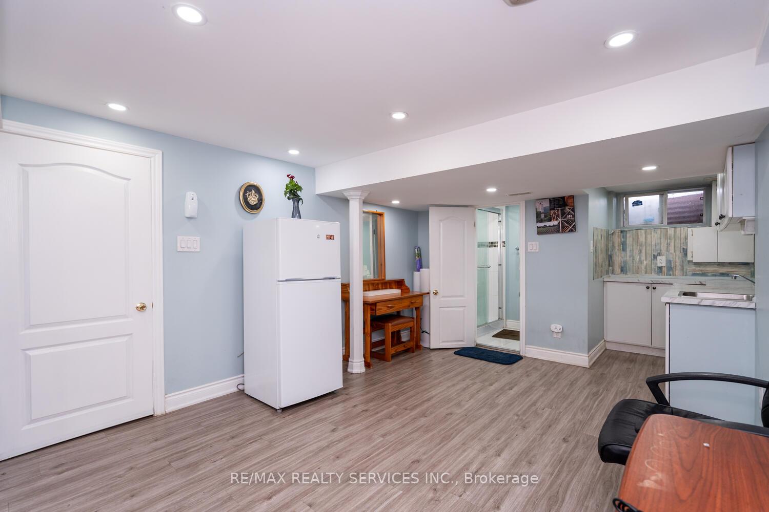 5 Bedrooms Condo at 2825 Gananoque, Mississauga For sale