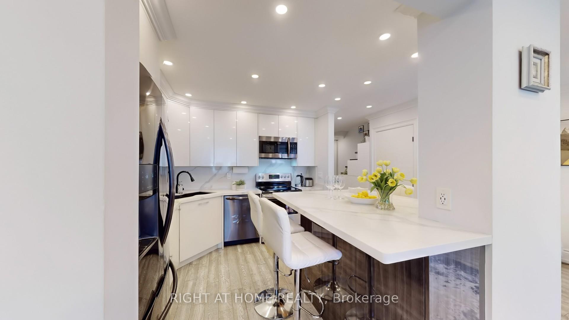 3 Bedrooms Condo at 1951 Rathburn, Mississauga For sale