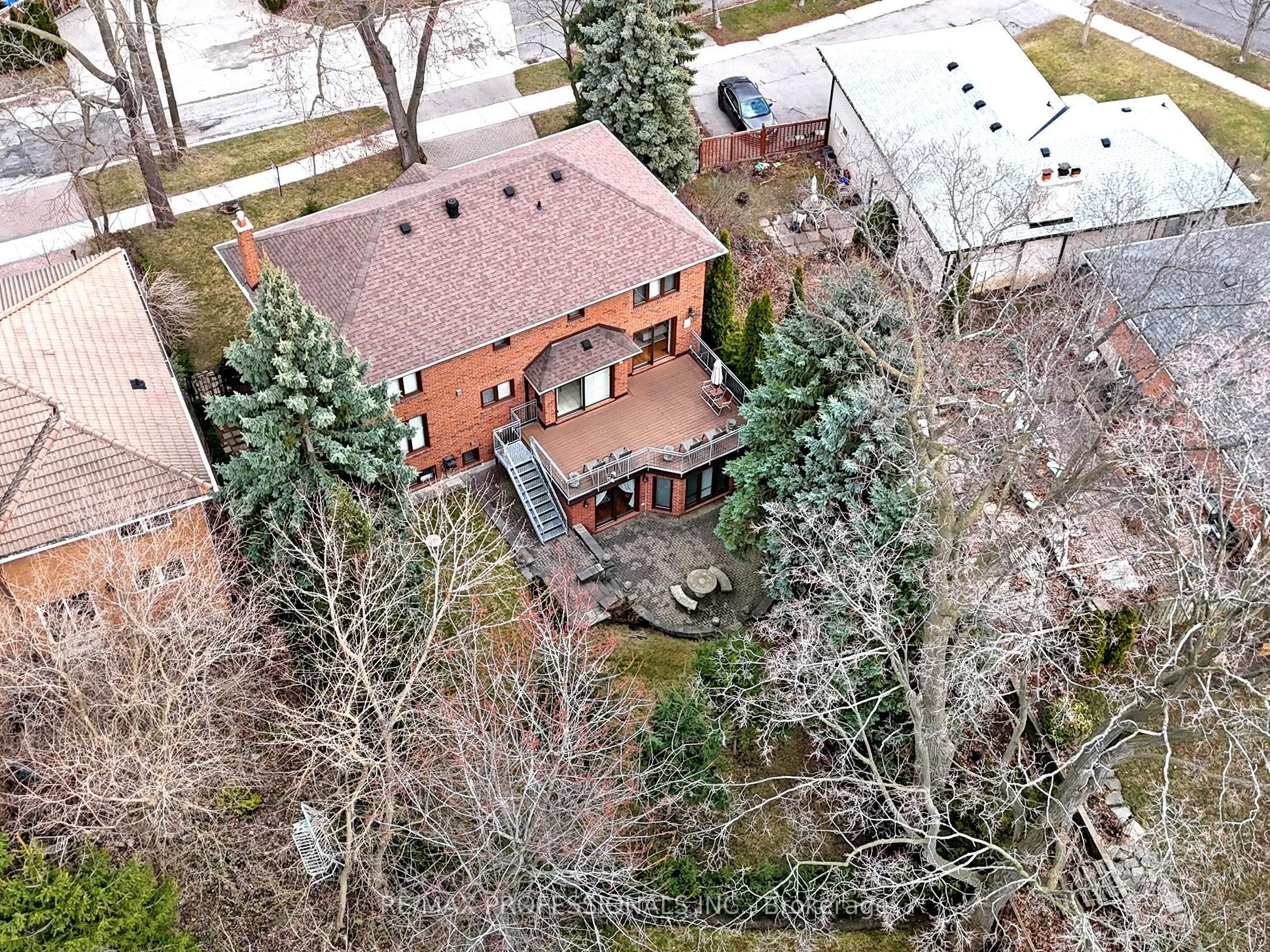 72 Freemont Avenue, Toronto, ON M9P 2W6