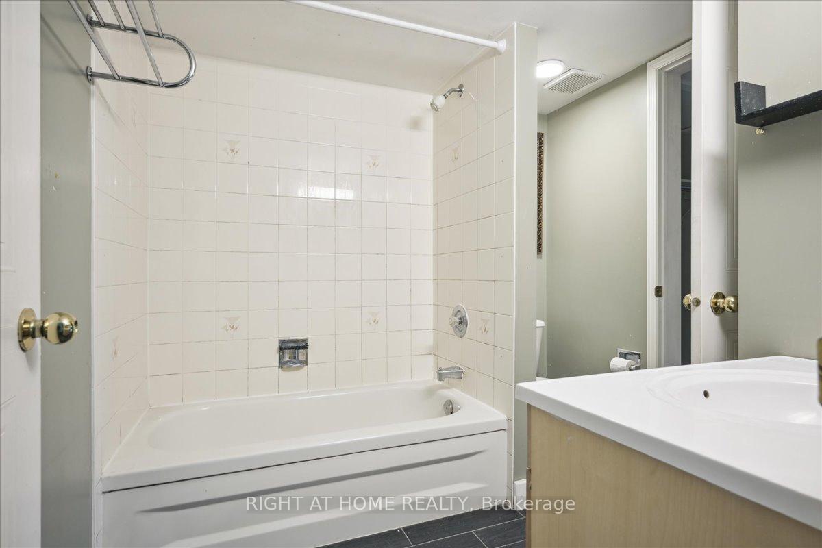 3 Bedrooms Condo at 65 Bristol, Mississauga For sale