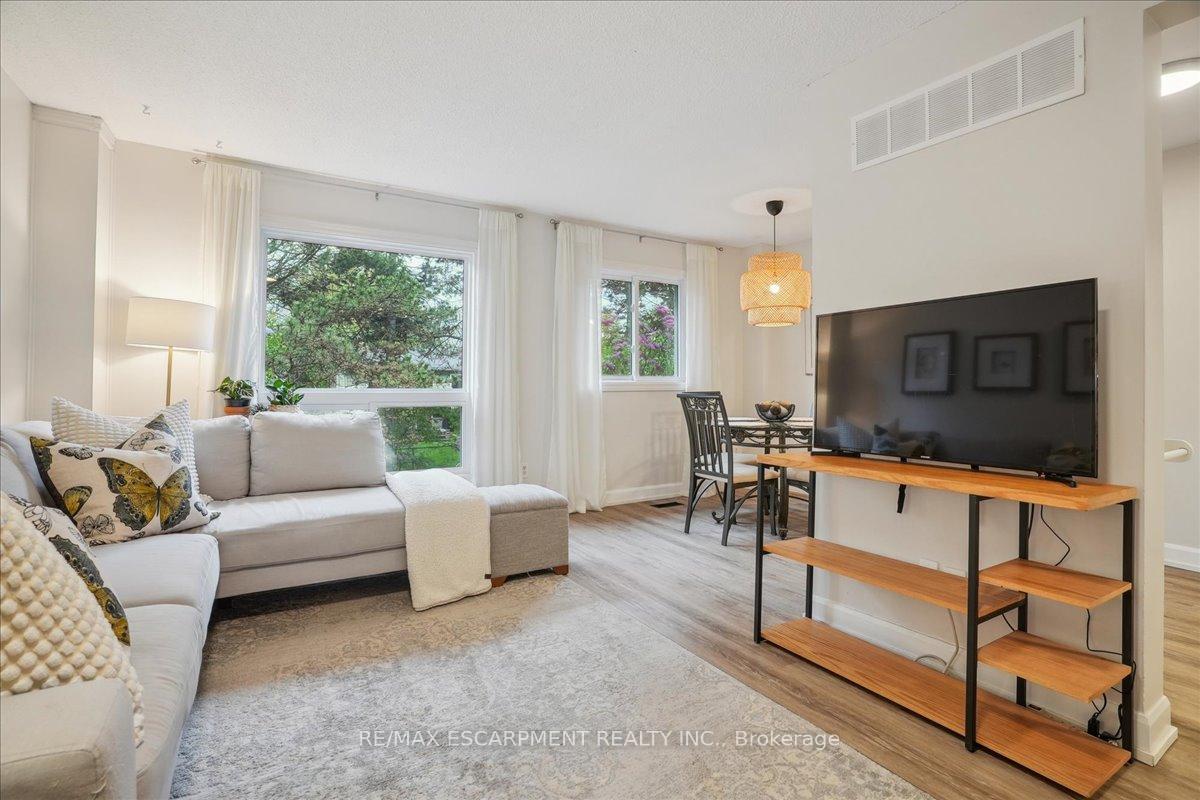 3 Bedrooms Condo at 680 Regency, Burlington For sale