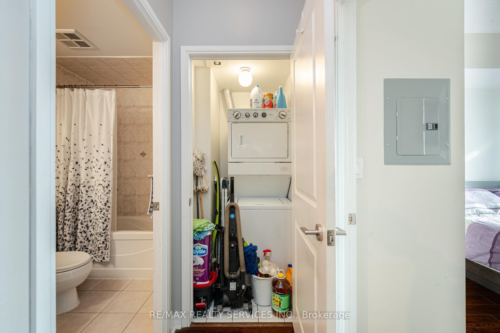 2 Bedrooms Condo at 80 Absolute,  Mississauga For sale