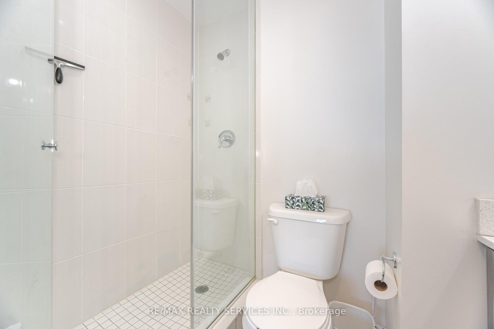 3 Bedrooms Condo at 2900 Highway 7, Vaughan For sale