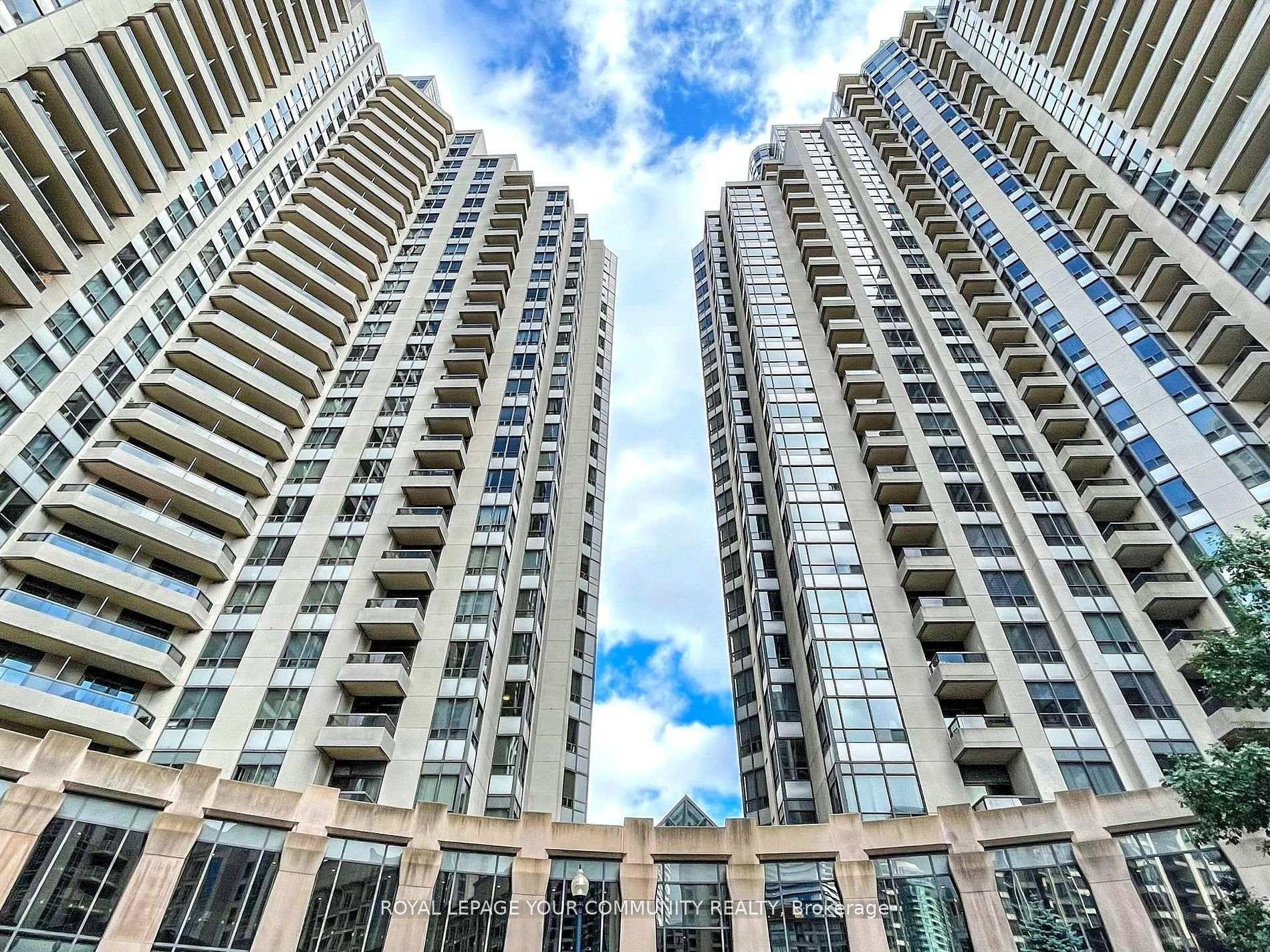 2 Bedrooms Condo at 15 Northtown,  Toronto For sale