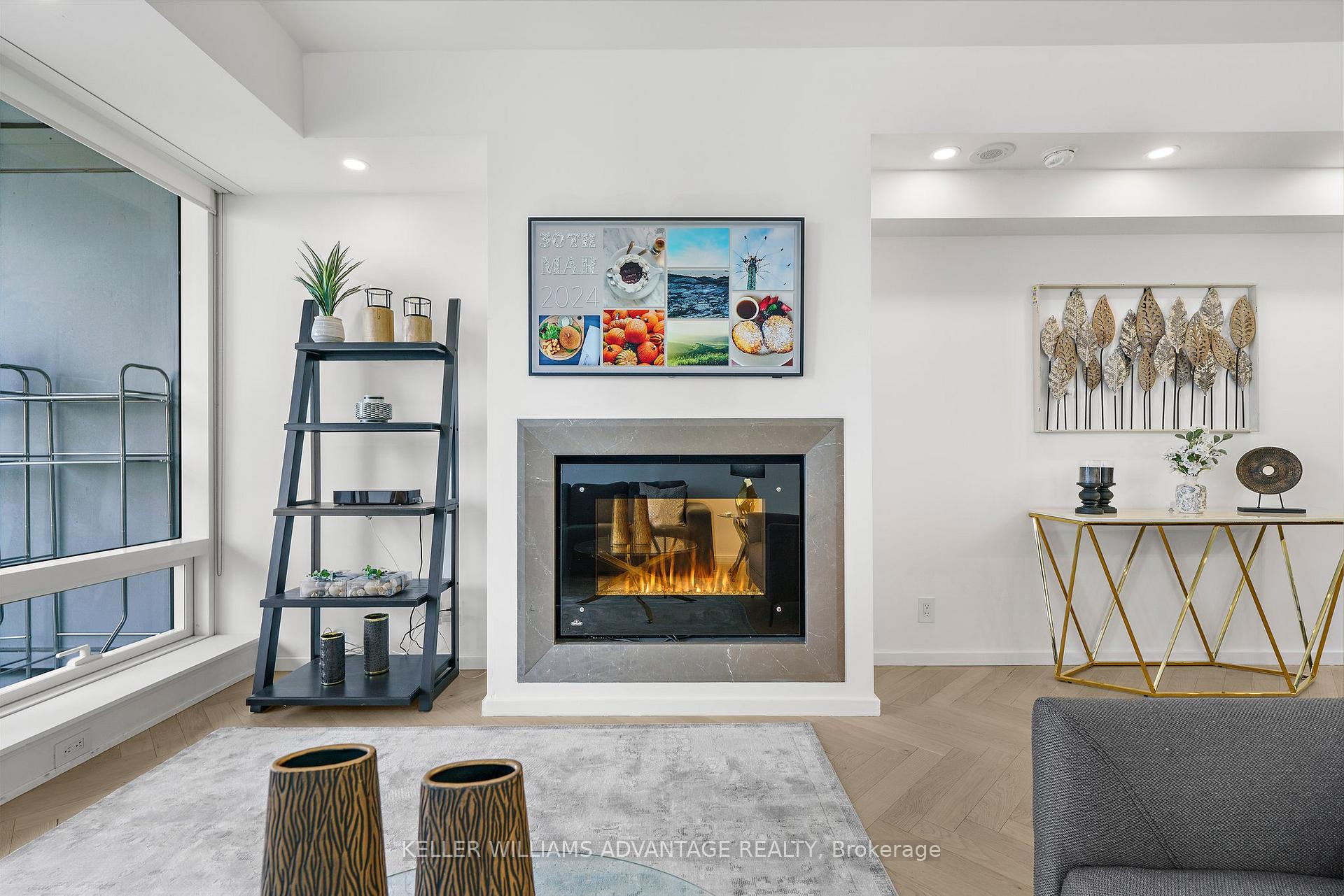 2 Bedrooms Condo at 180 University, Toronto For sale
