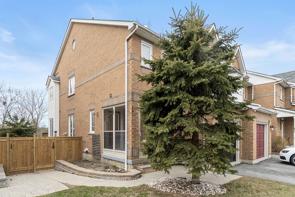 28 Macintyre Lane, Ajax, ON L1T 3X3