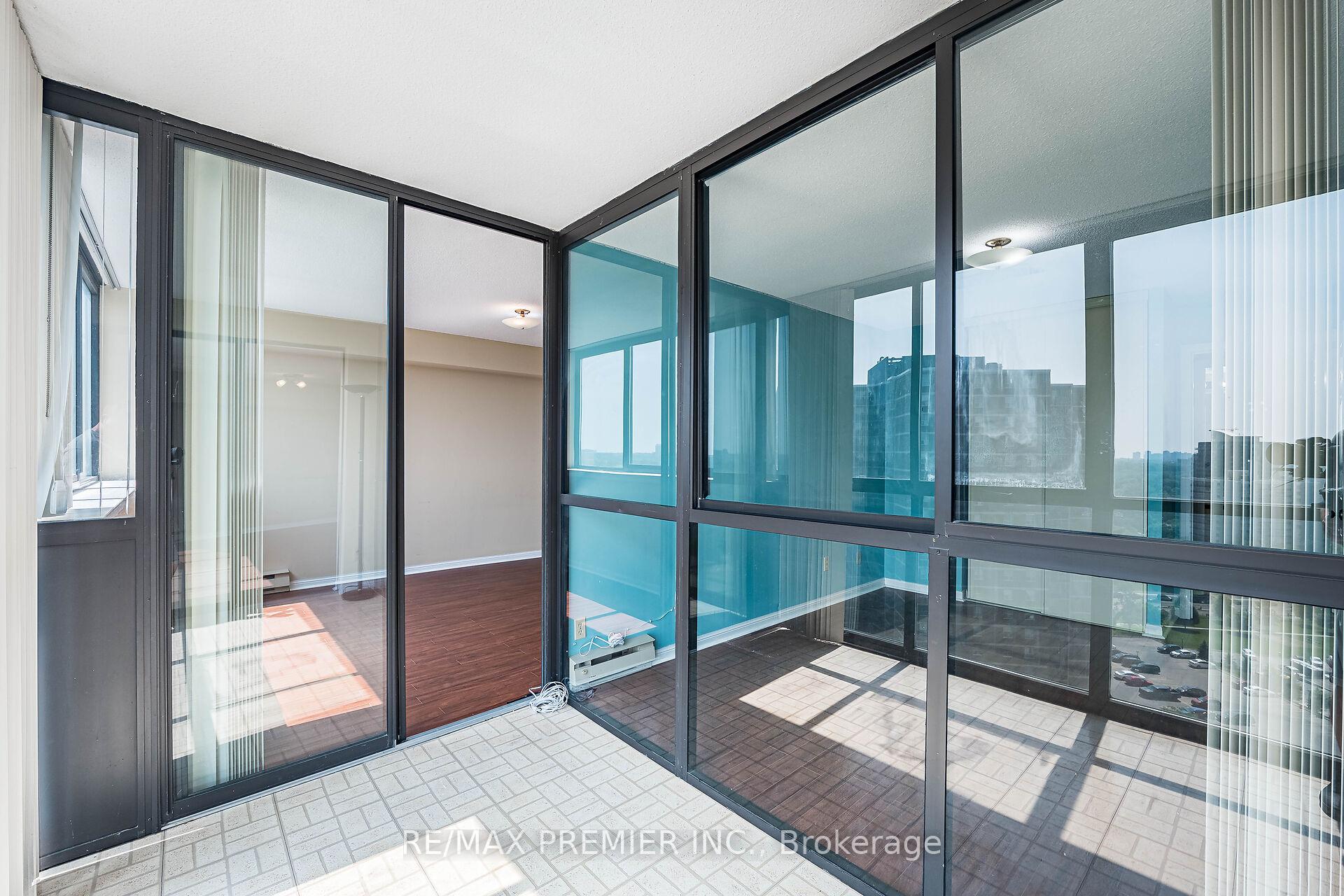 3 Bedrooms Condo at 40 Richview, Toronto For sale