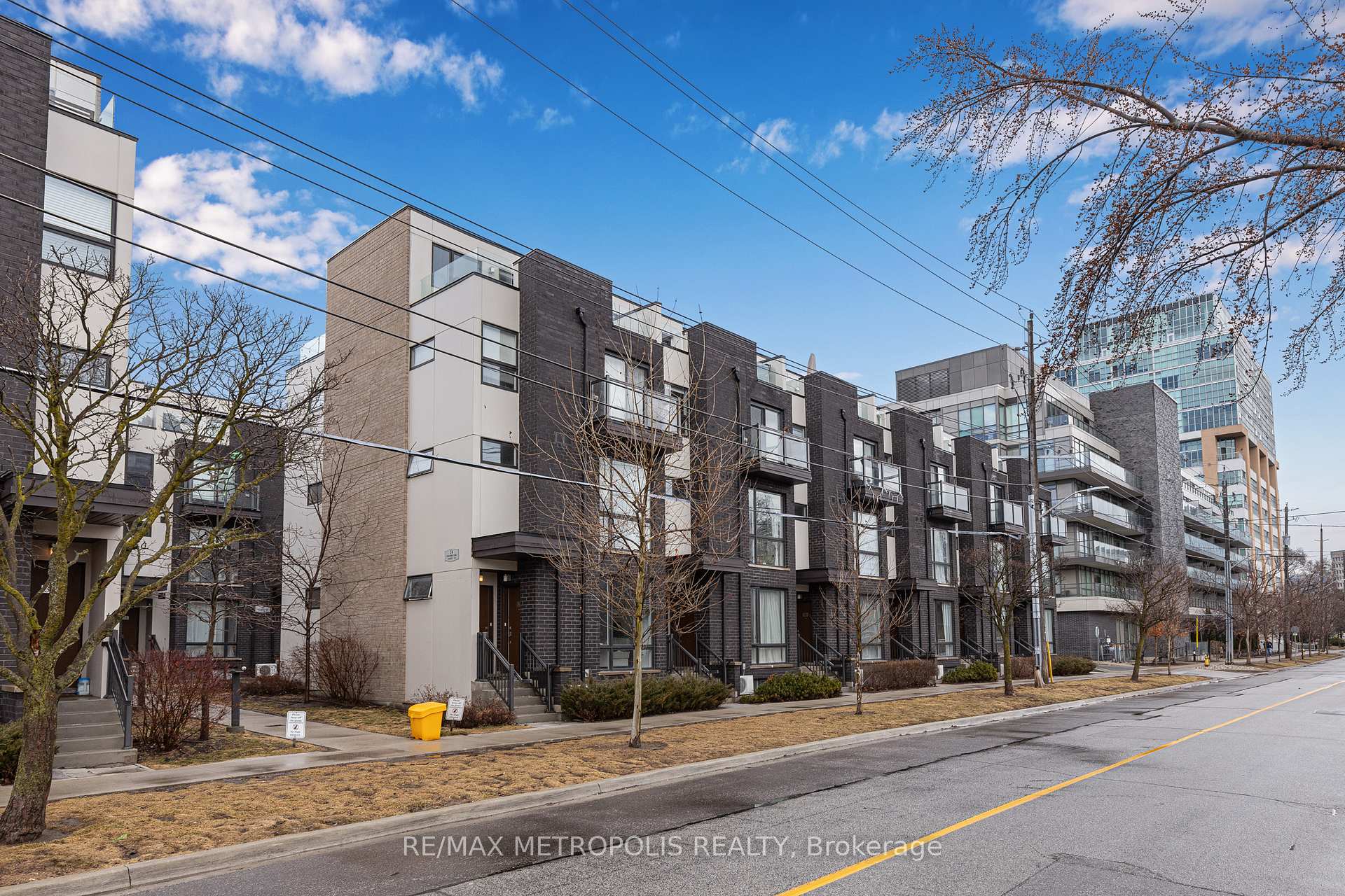 2 Bedrooms Condo at 24 Fieldway,  Toronto For sale