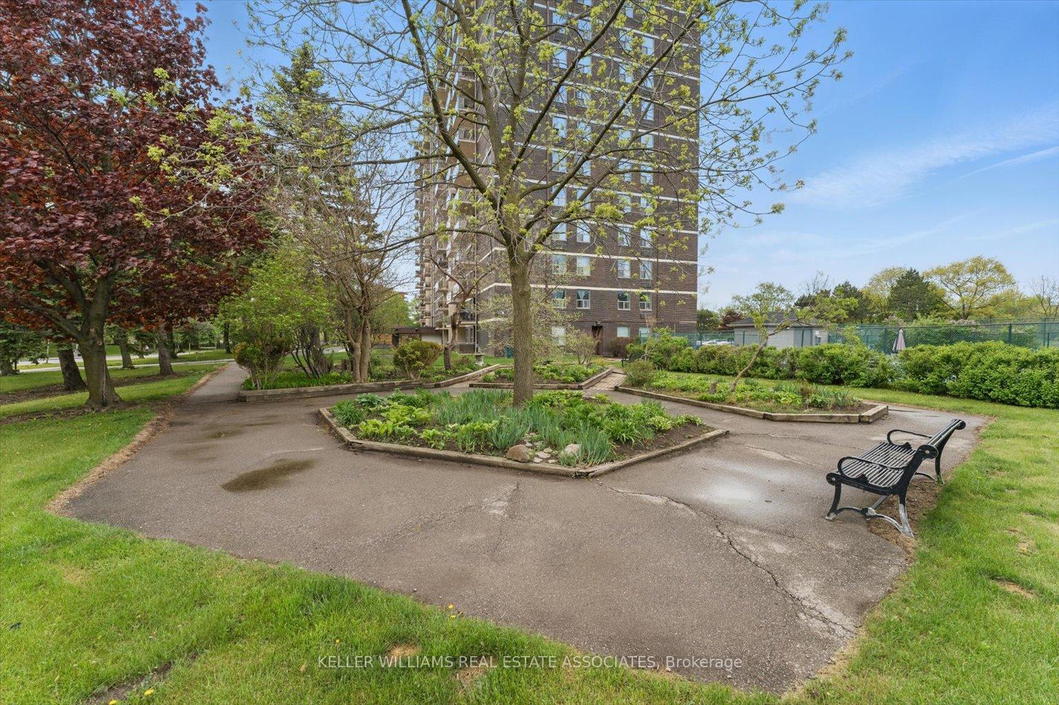 2 Bedrooms Condo at 966 Inverhouse, Mississauga For sale