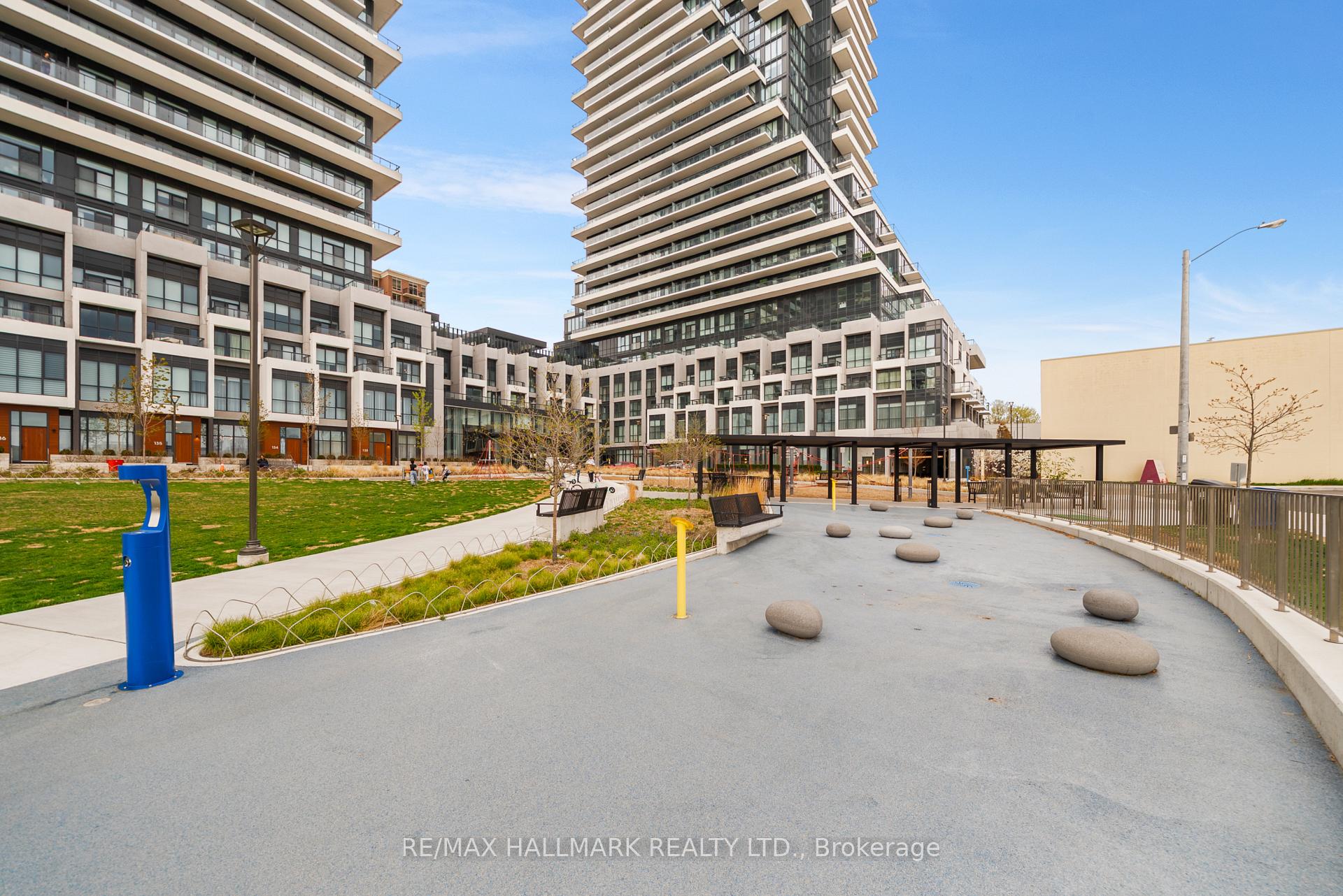 3 Bedrooms Condo at 10 Inn On The Park, Toronto For sale