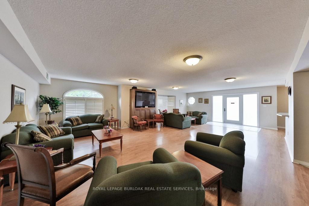 2 Bedrooms Condo at 216E Plains, Burlington For sale