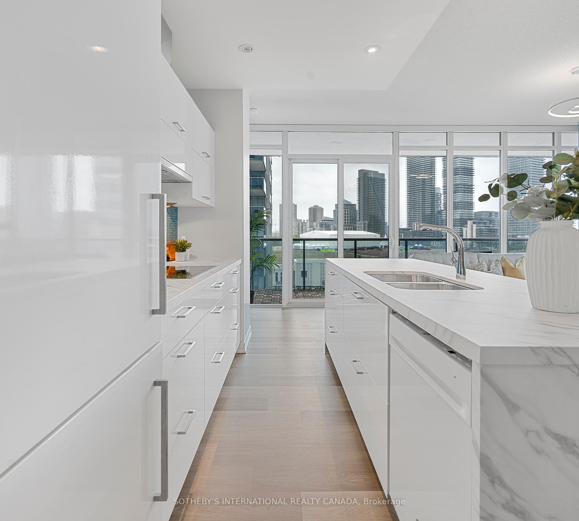 3 Bedrooms Condo at 88 Park Lawn, Toronto For sale