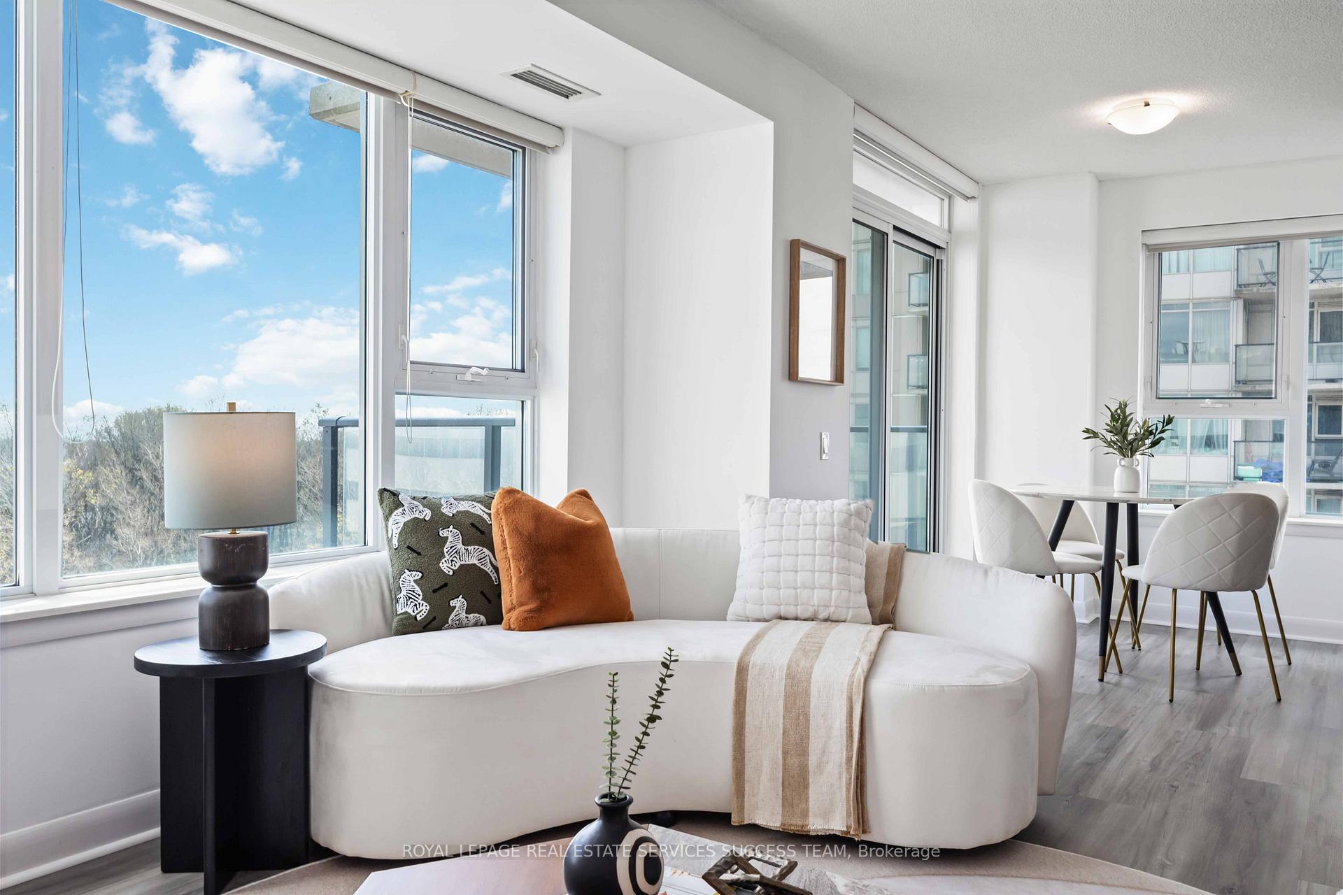 2 Bedrooms Condo at 25 Town Centre,  Toronto For sale