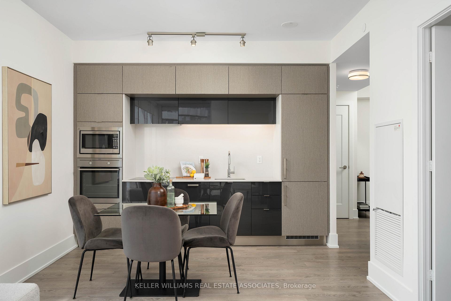 2 Bedrooms Condo at 10 York, Toronto For sale