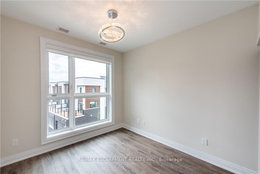 2 Bedrooms Condo at 50 KAITTING, Oakville For sale