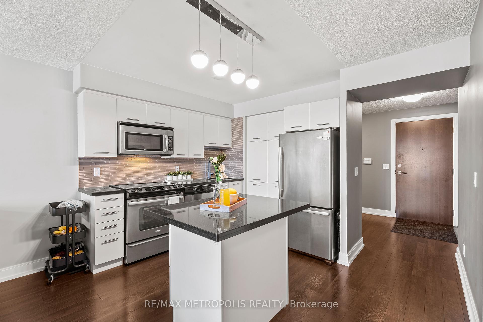 1 Bedroom Condo at 135 Village Green, Toronto For sale