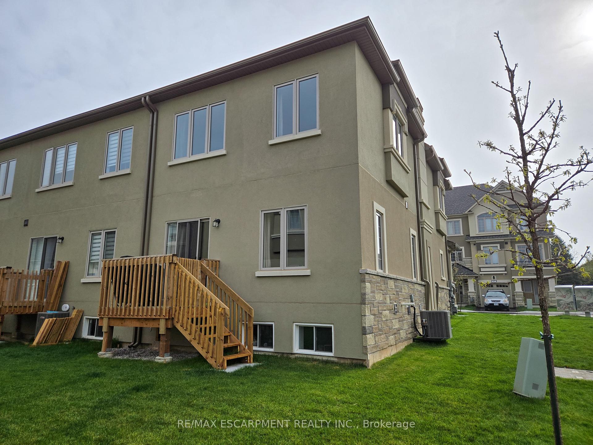 3 Bedrooms Condo at 305 Garner, Hamilton For sale