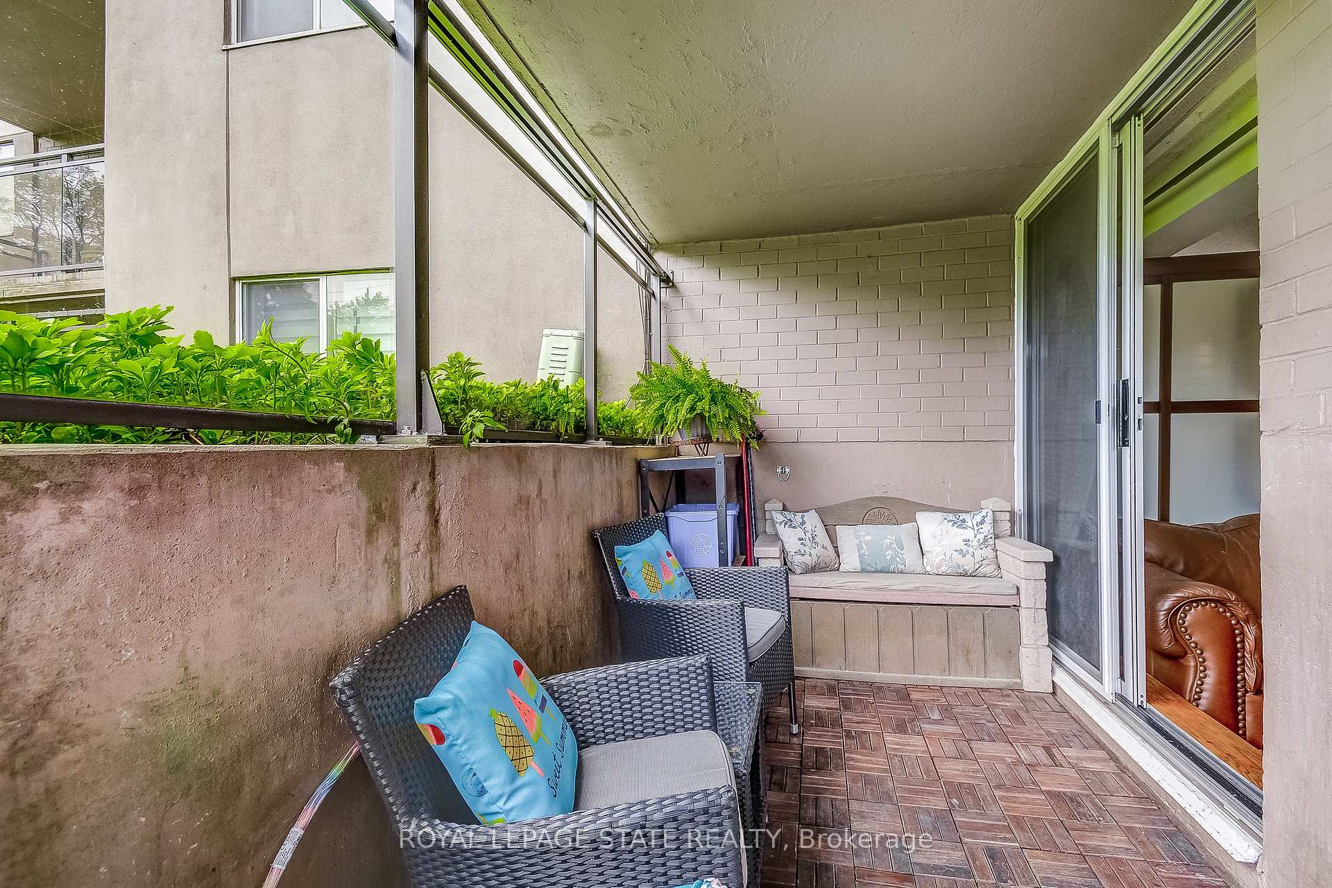 1 Bedroom Condo at 975 Warwick, Burlington For sale