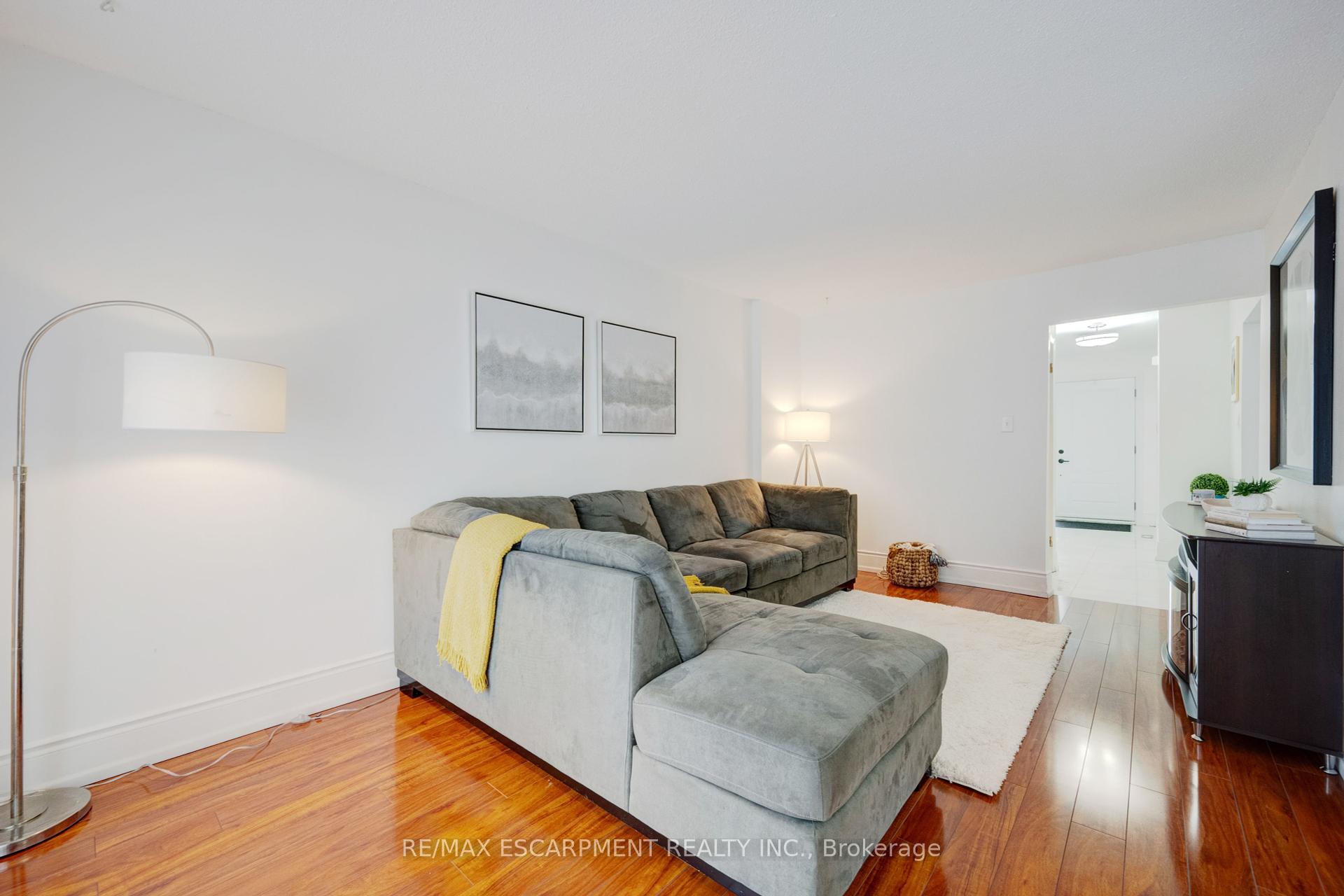 4 Bedrooms Condo at 3430 Brandon Gate, Mississauga For sale