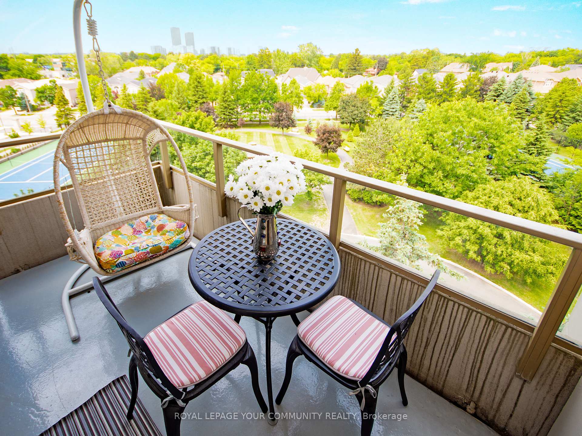 2 Bedrooms Condo at 11 Townsgate, Vaughan For sale