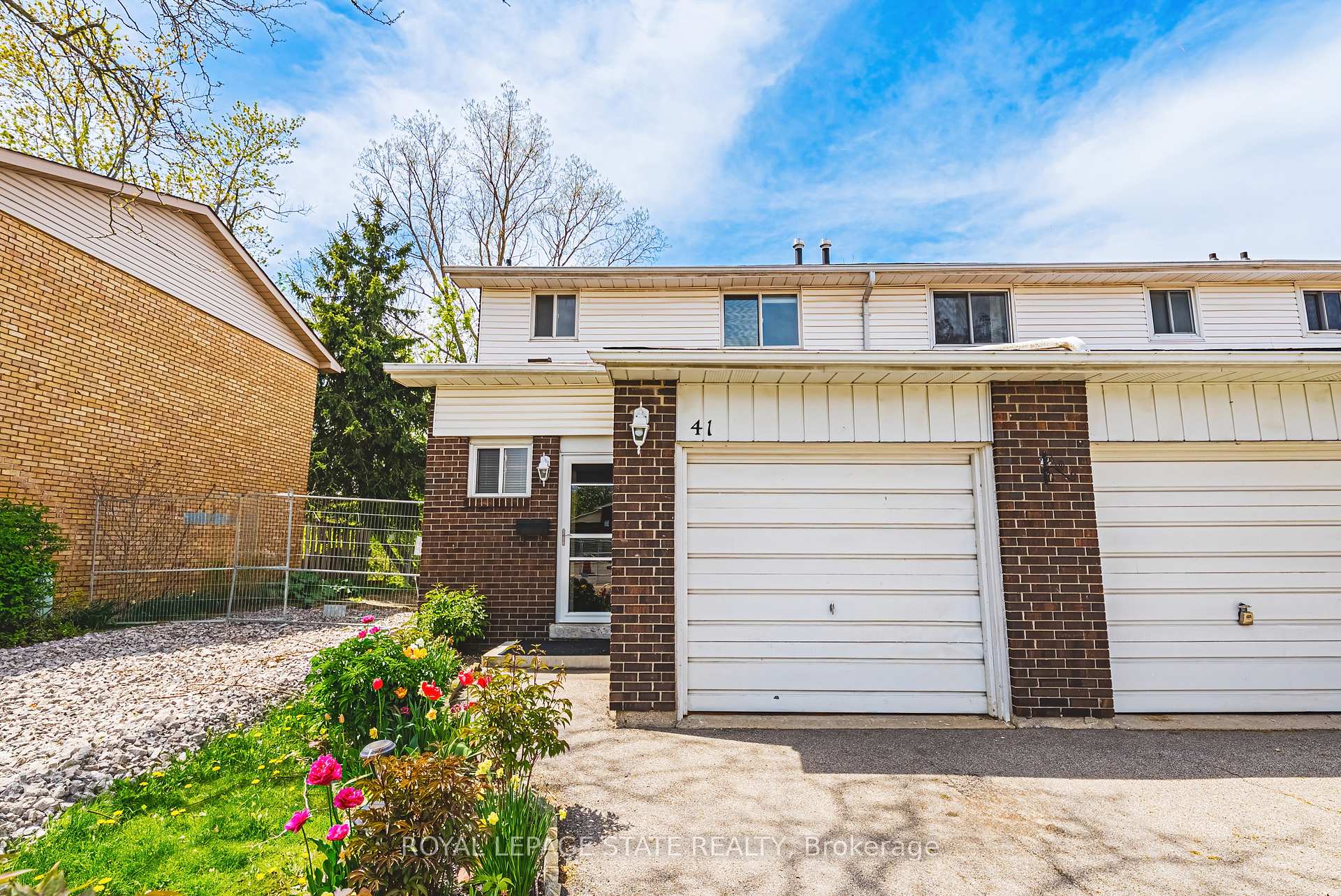 3 Bedrooms Condo at 100 Quigley, Hamilton For sale