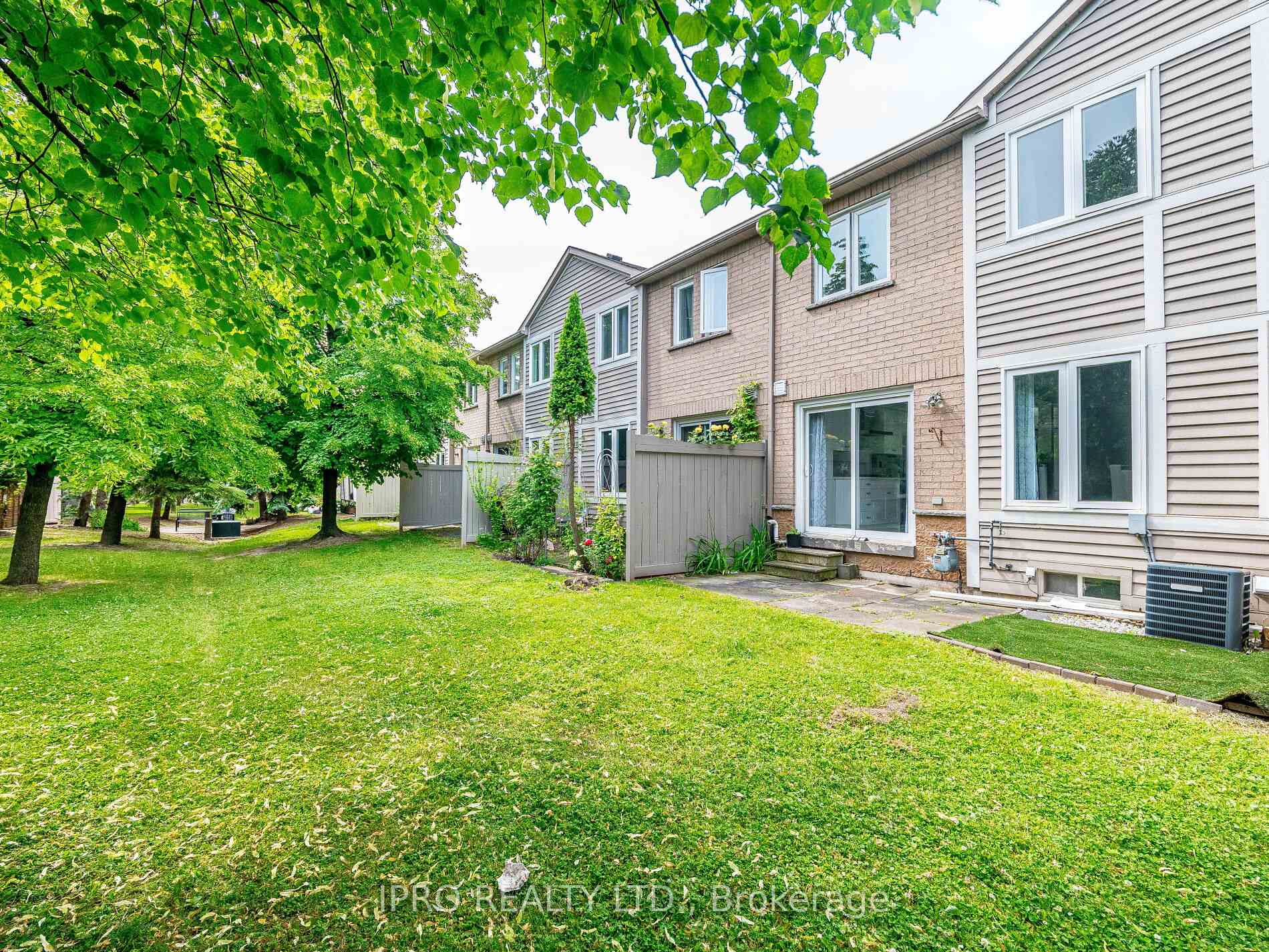 4 Bedrooms Condo at 833 Scollard, Mississauga For sale