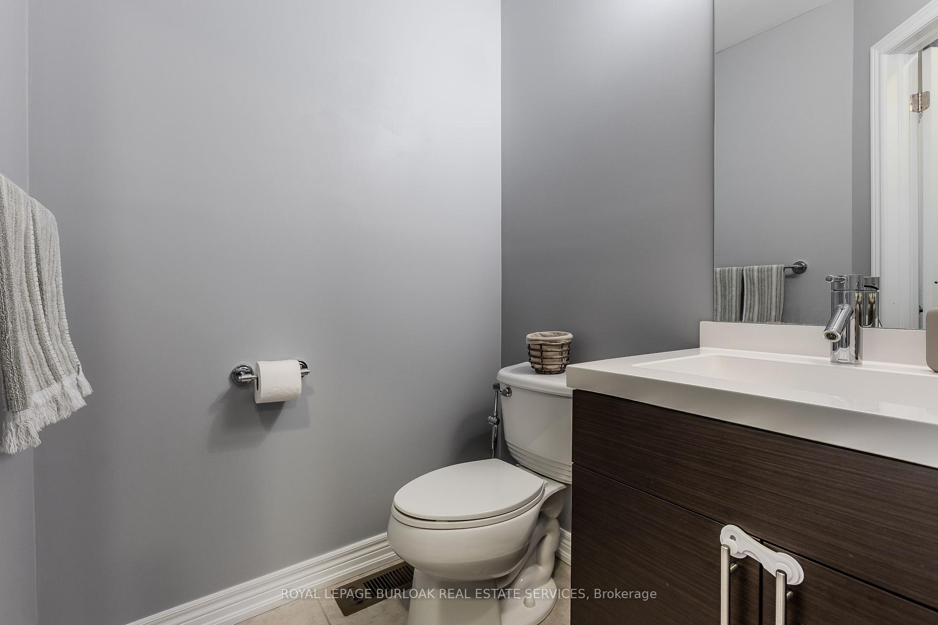 3 Bedrooms Condo at 1401 Plains, Burlington For sale