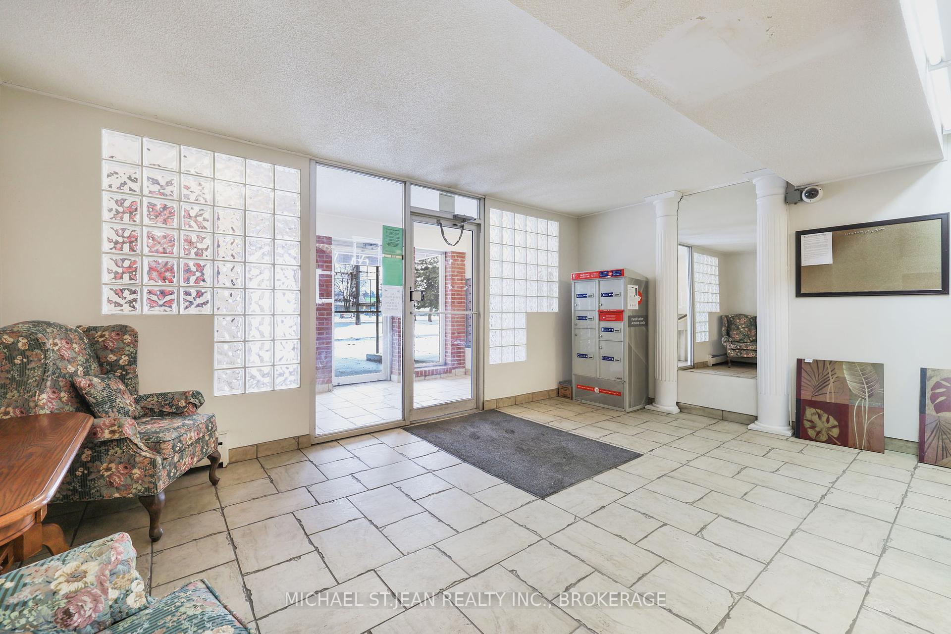 2 Bedrooms Condo at 851 Queenston,  Hamilton For sale