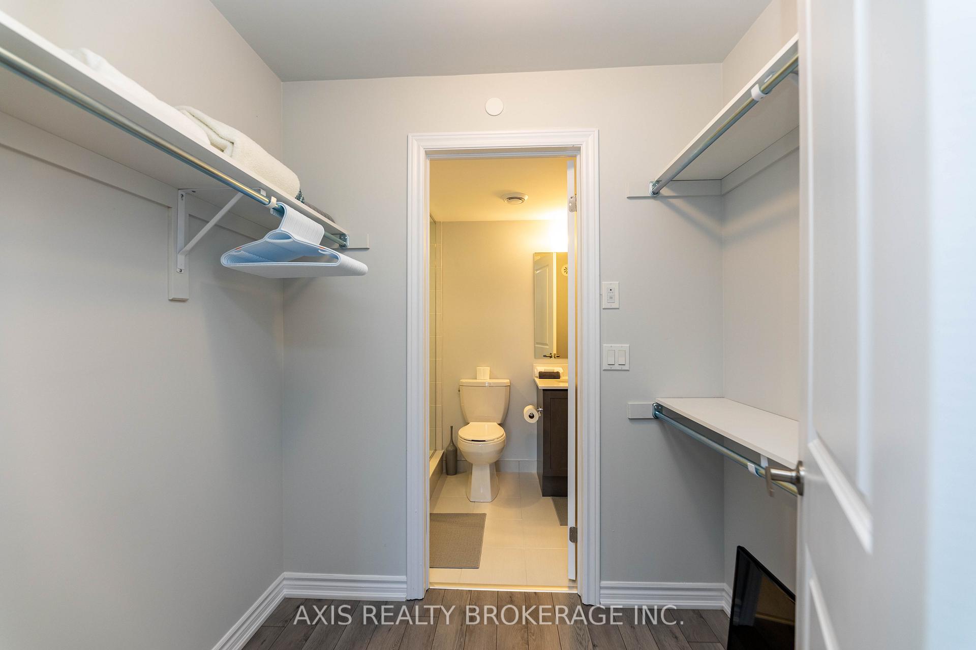 2 Bedrooms Condo at 349 Wheat Boom, Oakville For sale