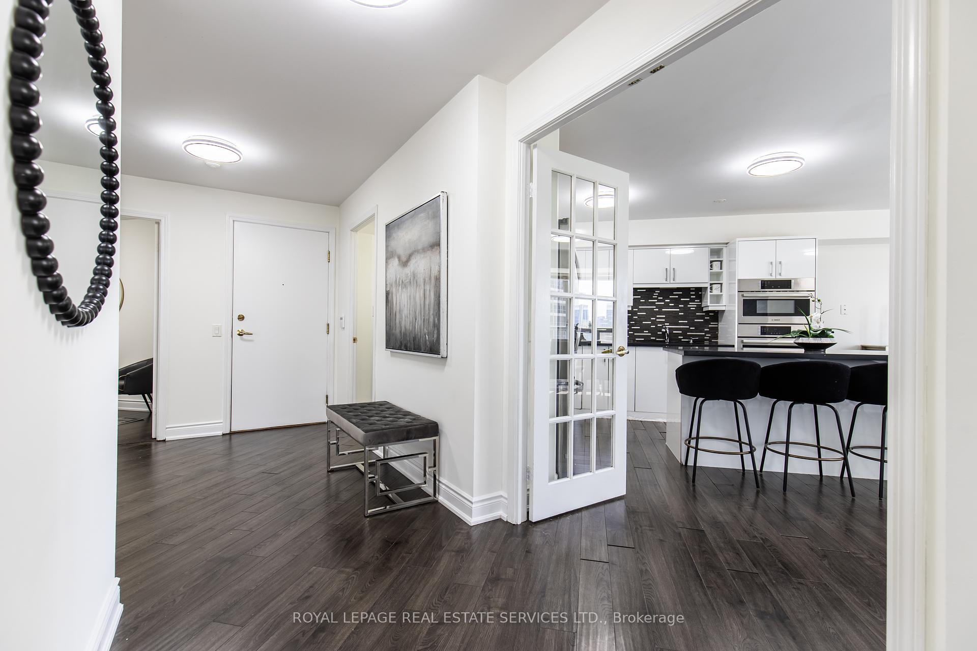 3 Bedrooms Condo at 25 Kingsbridge Garden, Mississauga For sale