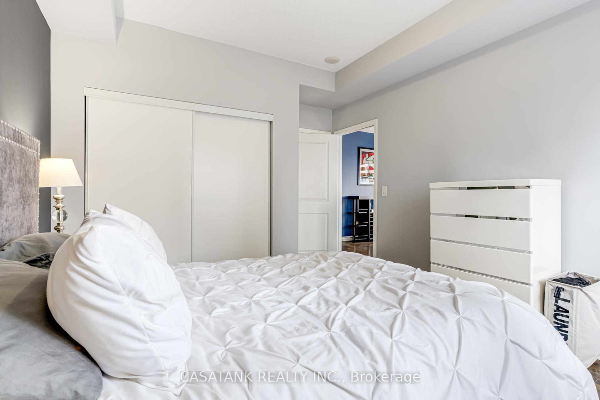 3 Bedrooms Condo at 385 Prince Of Wales, Mississauga For sale
