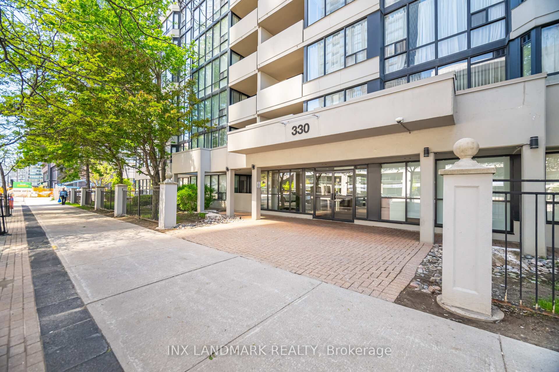 3 Bedrooms Condo at 330 Rathburn, Mississauga For sale