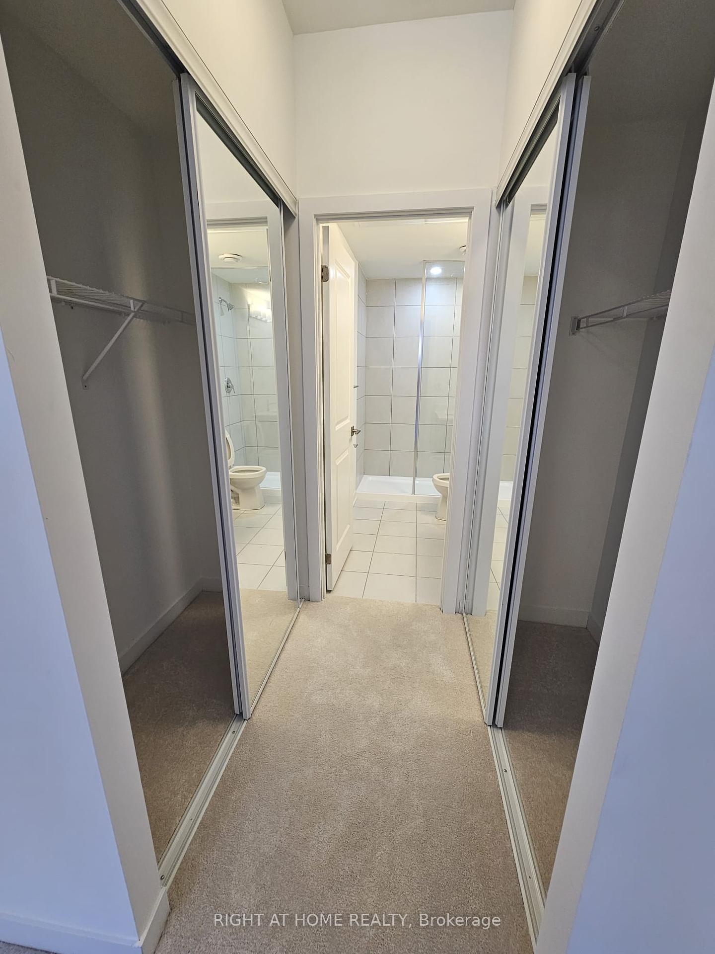 3 Bedrooms Condo at 4017 Hickory, Mississauga For sale