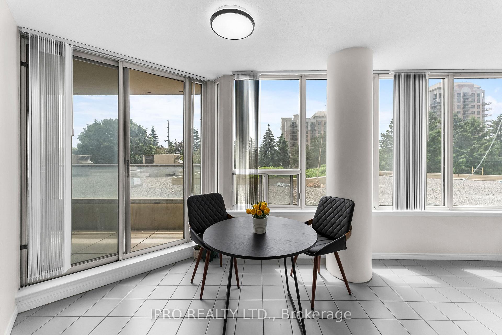 3 Bedrooms Condo at 700 Constellation, Mississauga For sale