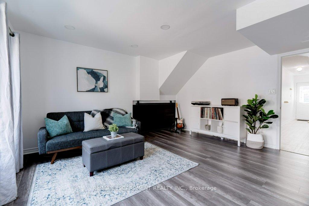 4 Bedrooms Condo at 5090 Fairview, Burlington For sale