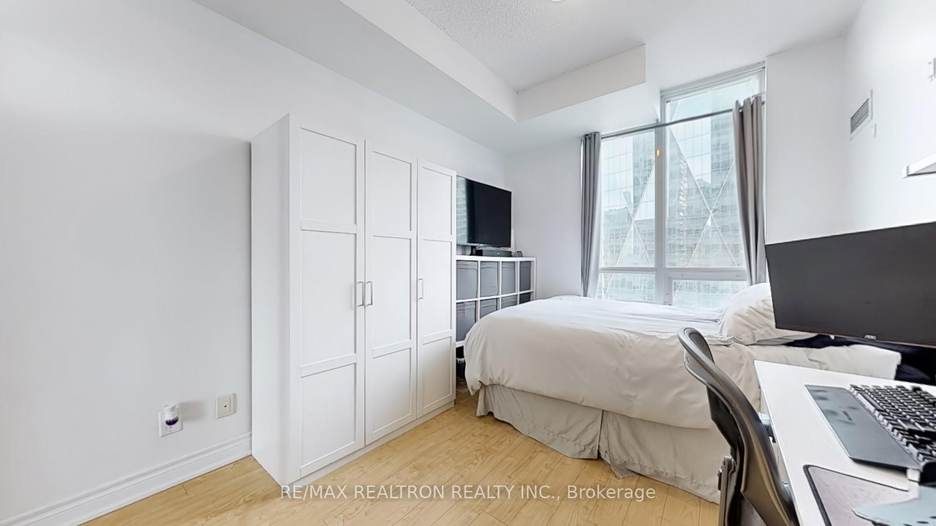 1 Bedroom Condo at 18 Harbour, Toronto For sale
