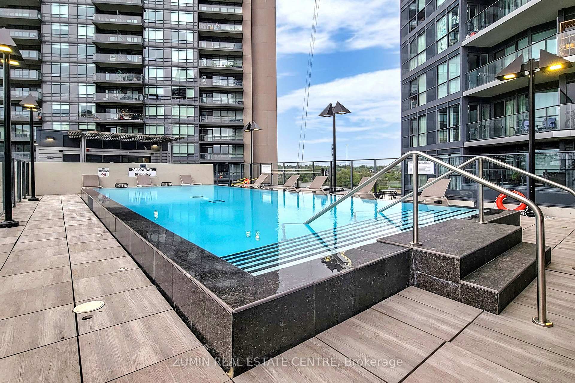 3 Bedrooms Condo at 10 Park Lawn, Toronto For sale