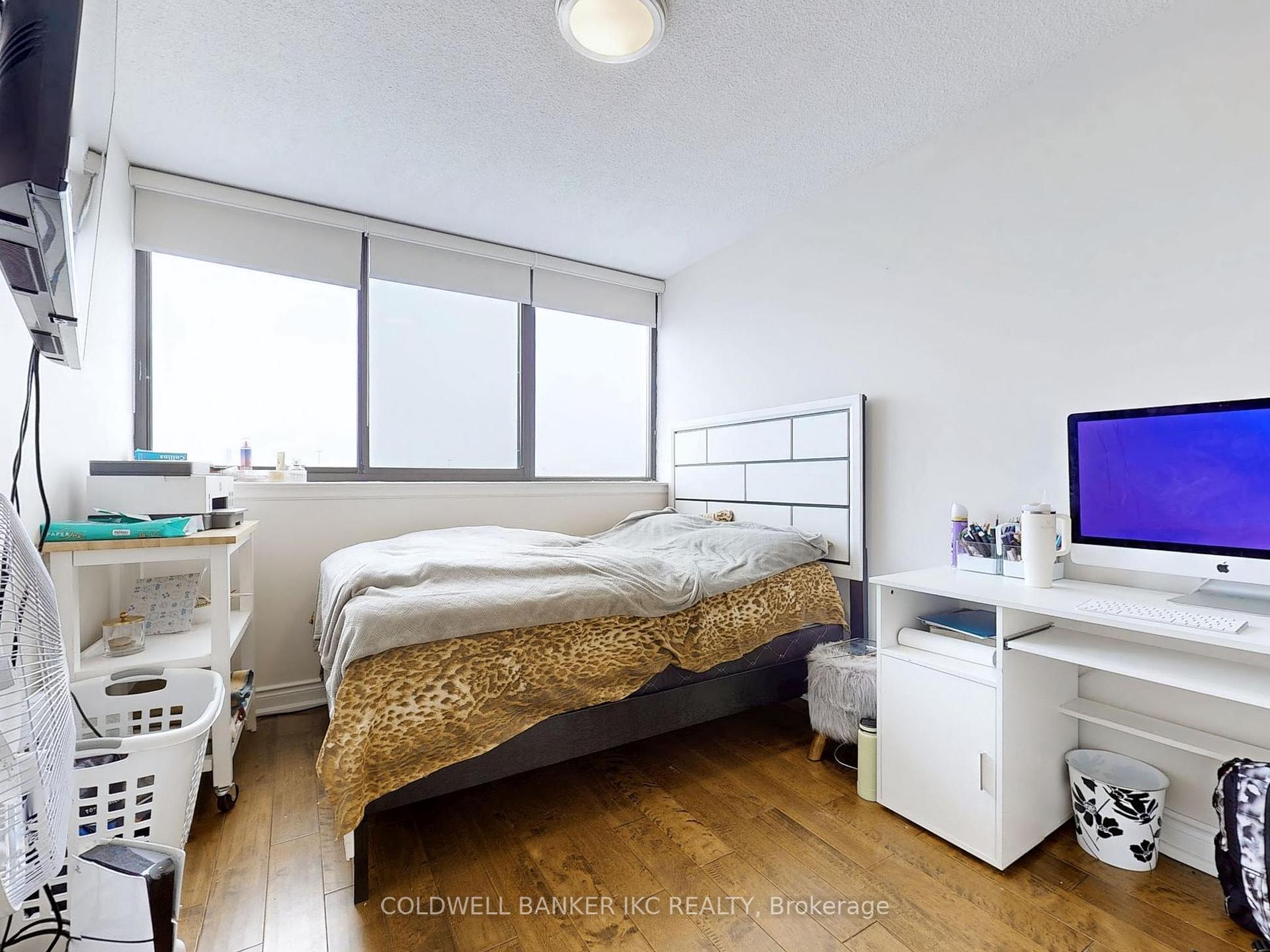 3 Bedrooms Condo at 4235 Sherwoodtowne, Mississauga For sale